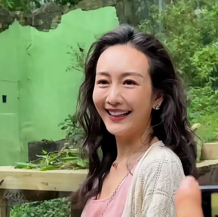 王鸥变老了好多，看起来胖了，皮肤也松懈了，王鸥也是娱乐圈有勇气的女人，和何九华恋