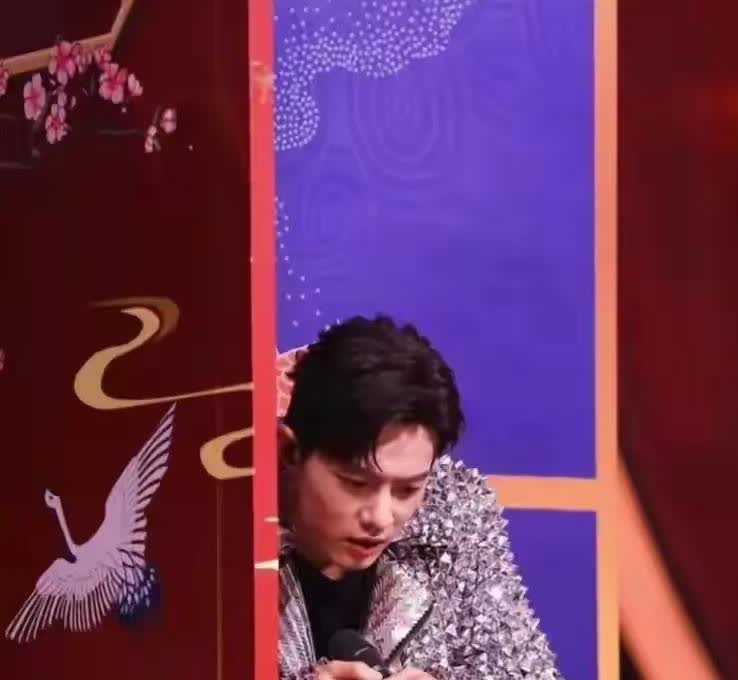 自从没有了后援会，肖战粉丝所有的消息来源，基本都来自于——听壁角[可怜]！具体形