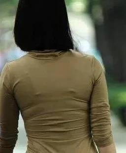 好事不出门，坏事传千里。最近，村里的人都在私下议论宋先生的遭遇。



宋先生，