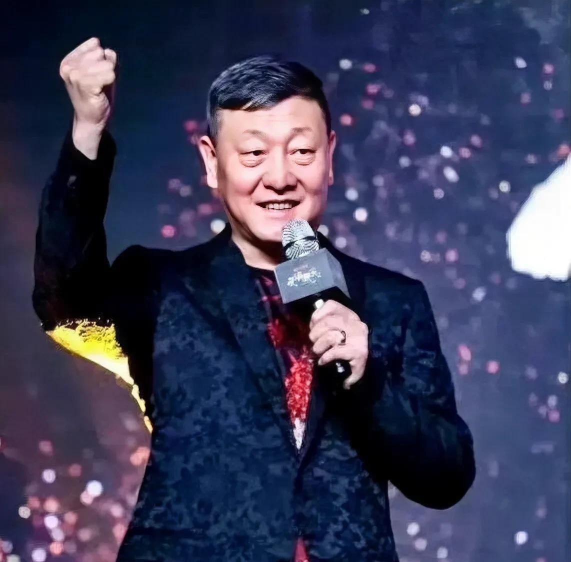 听说他搞大事了，
真的假的？