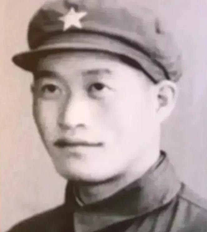 1964年，毛主席听说奇袭白虎团的杨育才，现在只是一个副连长，眉头一皱，问道：“