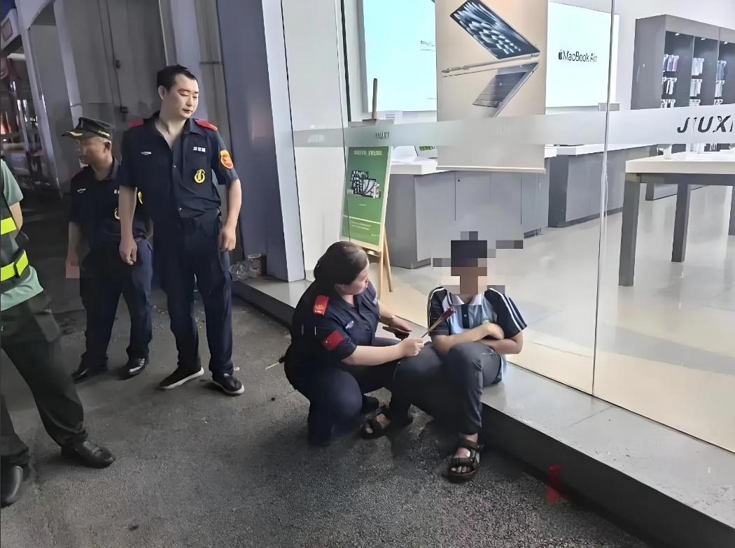 12岁少年负气出走那两天：父亲在找他的路上，永远停在了送外卖的街口
 
萍乡的雨
