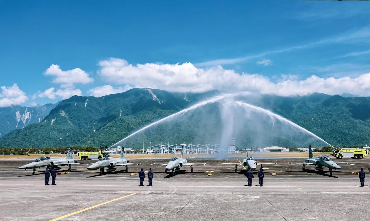 对岸RF-5E侦察机退役典礼，RF-5E以5机编队飞越花莲基地上空，为服役超过半