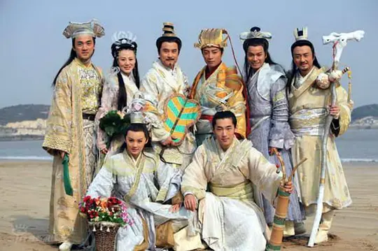    因为《八仙全传之八仙过海》这个剧特别喜欢贾青，看了她的战火中青春，艳彩真的