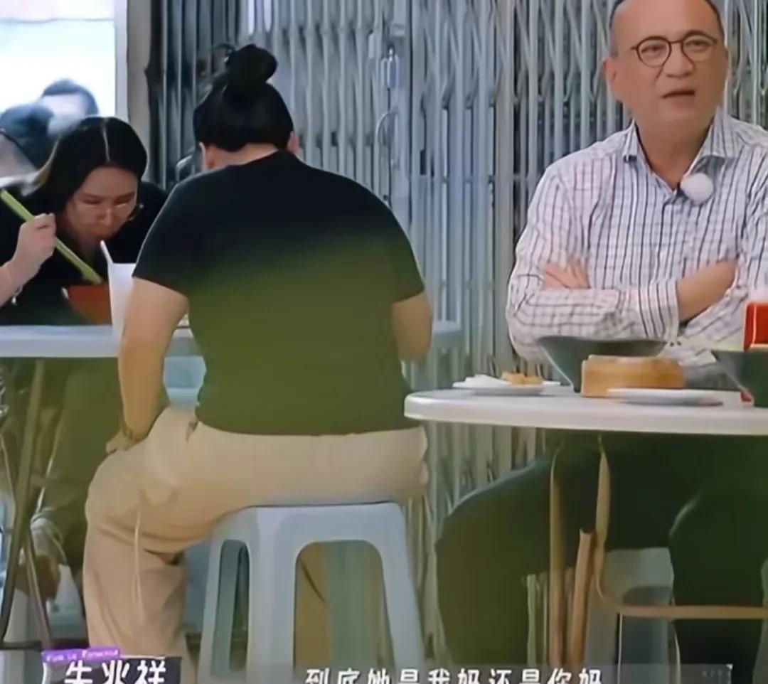婚姻中，能找到共情能力强的人，是一件多么幸运又幸福的事！
朱兆祥在老婆胡静面前抱