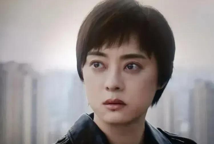 《乌云之上》孙俪和李小冉同框，49岁的李小冉看着比43岁的孙俪还要年轻，这估计也