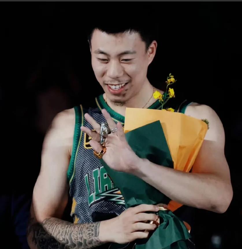 杜锋看到了吧！辽篮来势汹汹，张镇麟复出，以完整阵容打宏远，怒我直言，杨鸣会以15