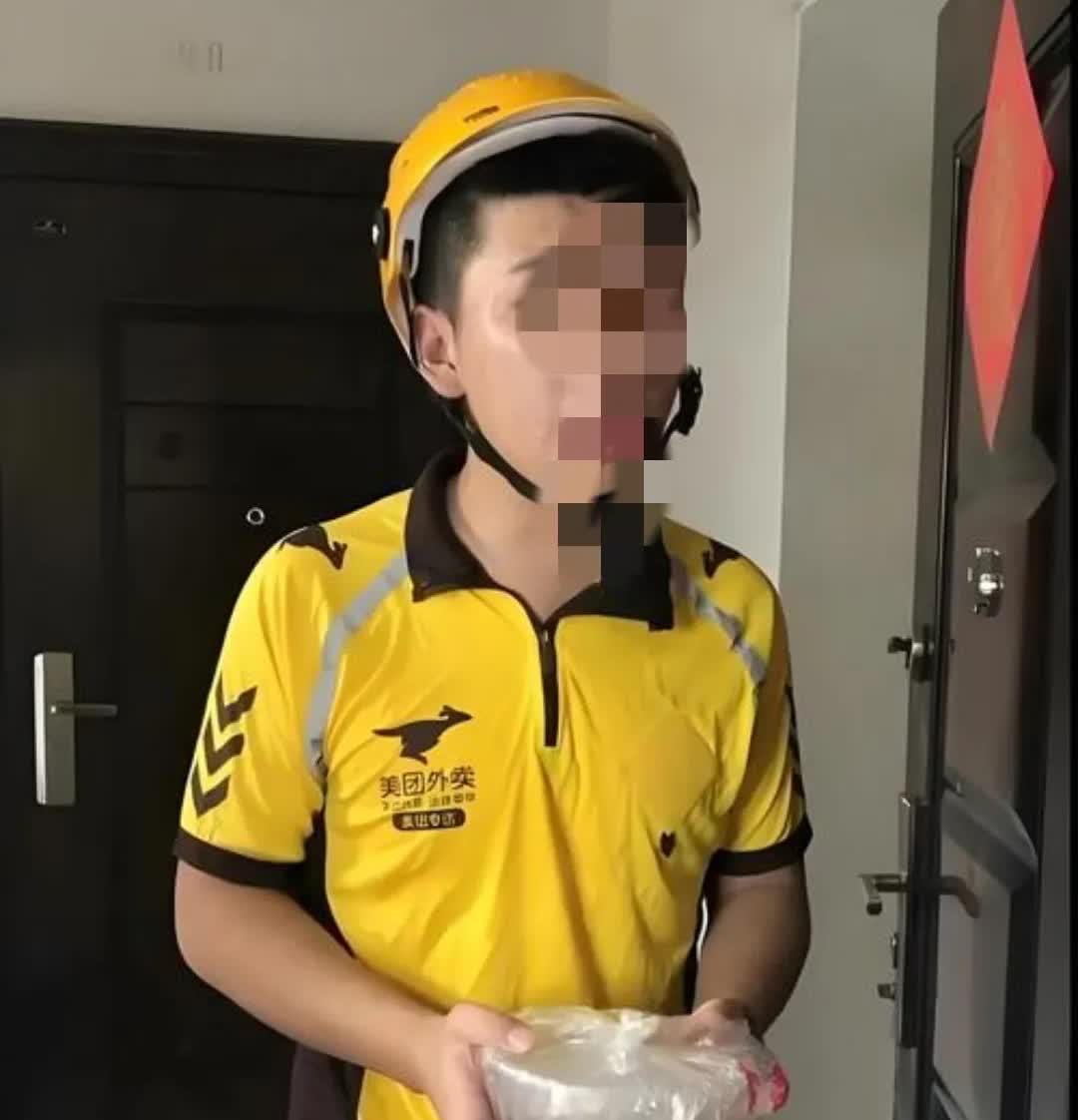 女子点的外卖超时，外卖小哥送到时，连忙递给女子一个新年红包，恳求女子不要给差评！