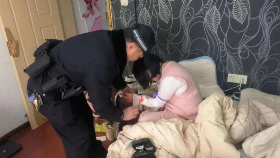 女儿寒假玩手机不写作业把妈妈气得割腕，家庭教育困境如何破局？