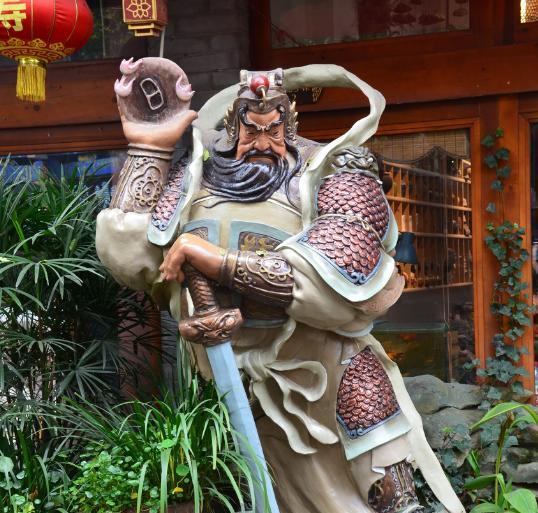 秦琼，字叔宝，济南人，身世坎坷，早年投隋为将。隋末战乱，他投靠李密，后归李世民，