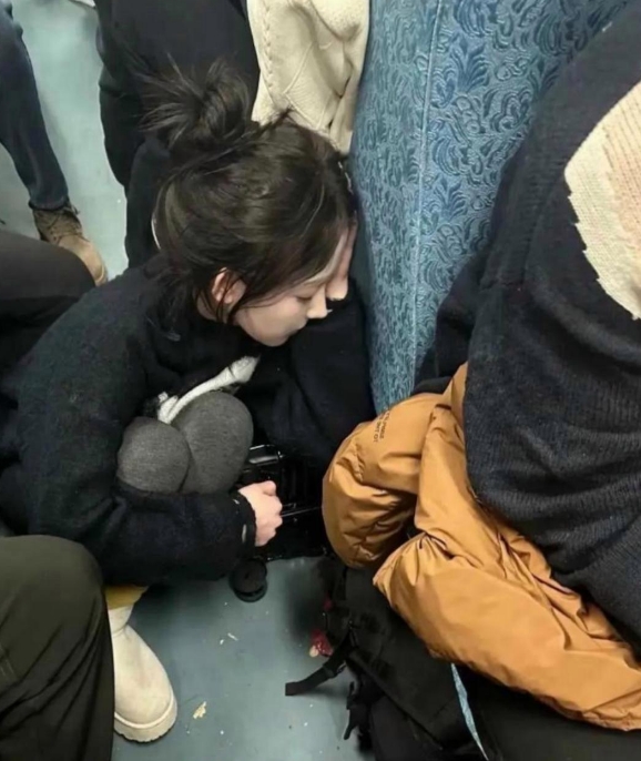 这真没素质还真的可怕，上完洗手间回来，衣服竟然被别人坐屁股下面