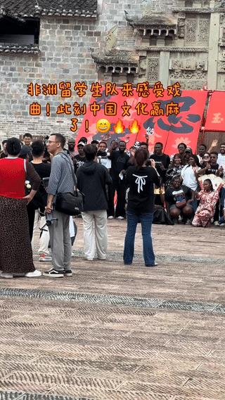 江西抚州一个历史文化古城街区。
有大批非洲黑人留学生来到这里参观游览，亲身感受悠