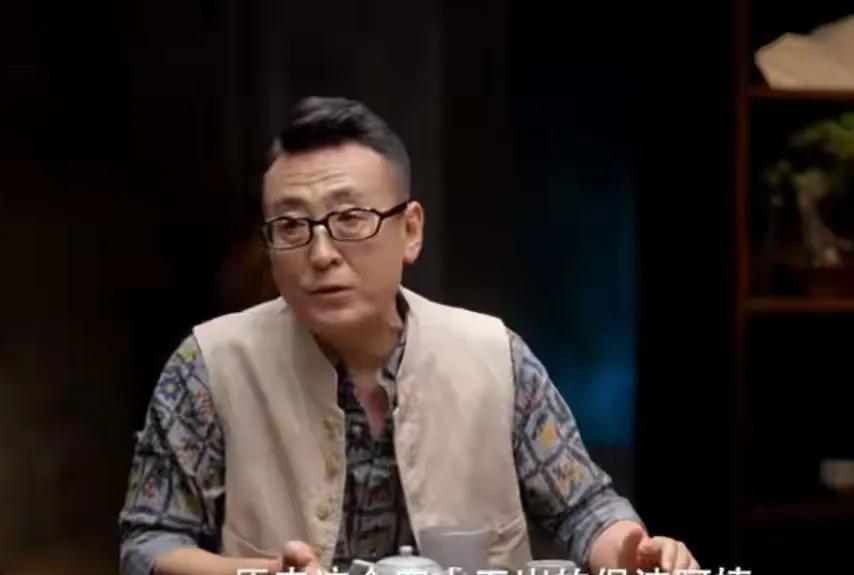 好家伙，原来明星和普通人没什么两样！鲁豫自曝爱看短剧，有种羞耻的快乐。窦文涛又说