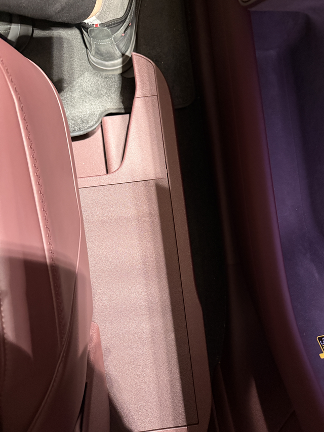 细节做工不错
es8这个自动座椅，底下其实是蒙了一层布，座椅横向移动的时候这块步