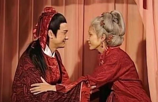 皇帝为羞辱官员，竟然下令将50岁的奶妈嫁给他做新娘，没想到结婚当夜，他激动得大呼
