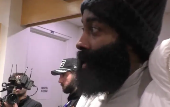 NBA常规赛，快船121-117击败猛龙。
赛后快船球员詹姆斯-哈登接受了记者采