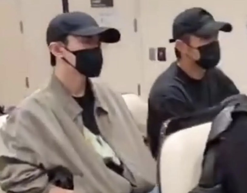 易烊千玺现身机场 简约穿搭低调又干练