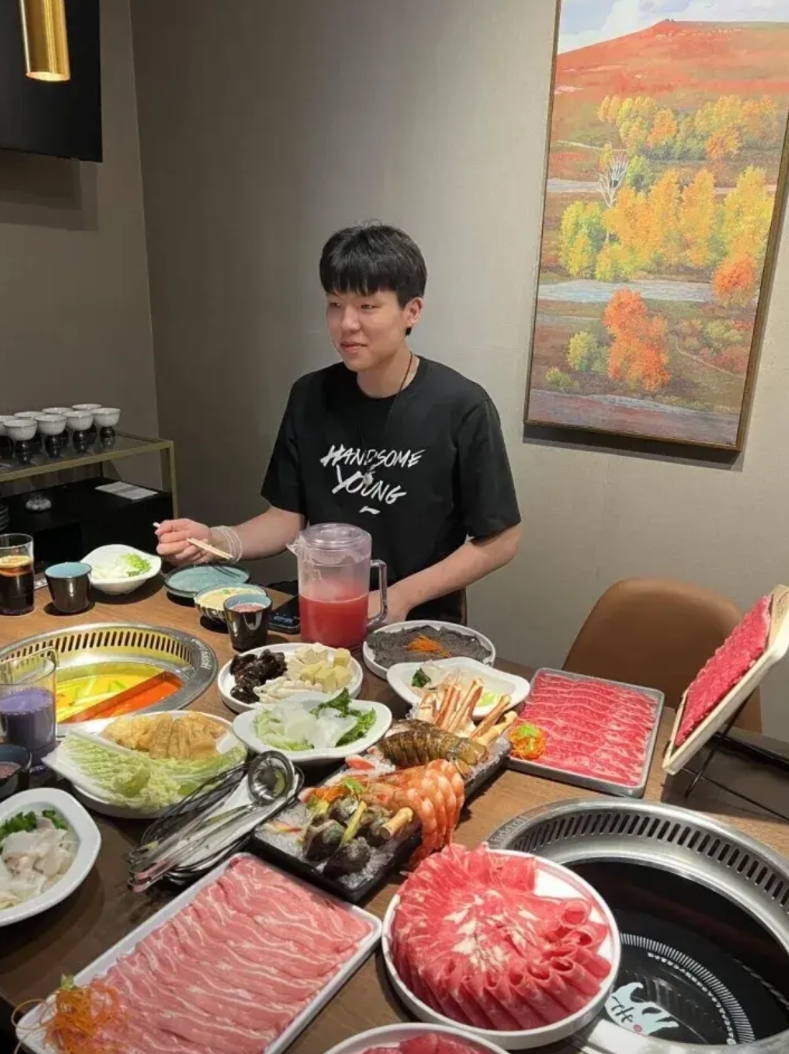 周琦吃个煎饼果子，被网暴了这么多年！

杨瀚森吃火锅，却没人指责杨瀚森生活不自律