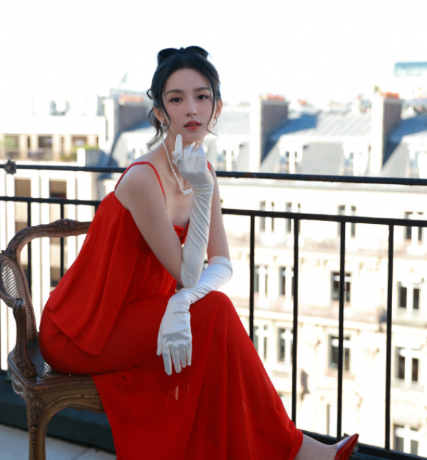 周也的婉约红裙，状态超可以的，nice！