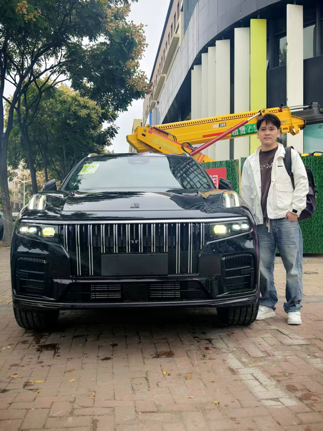 提车一点仪式感都没有
原本提车应该是很开心的事，一早5点就出发了，7点多到的，4