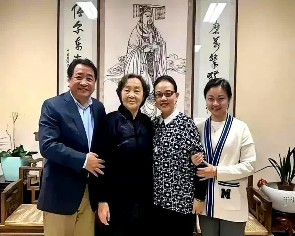 著名相声演员姜昆哽咽着说：我74岁了，妻子李静民也73岁了。可是女儿姜珊已经45