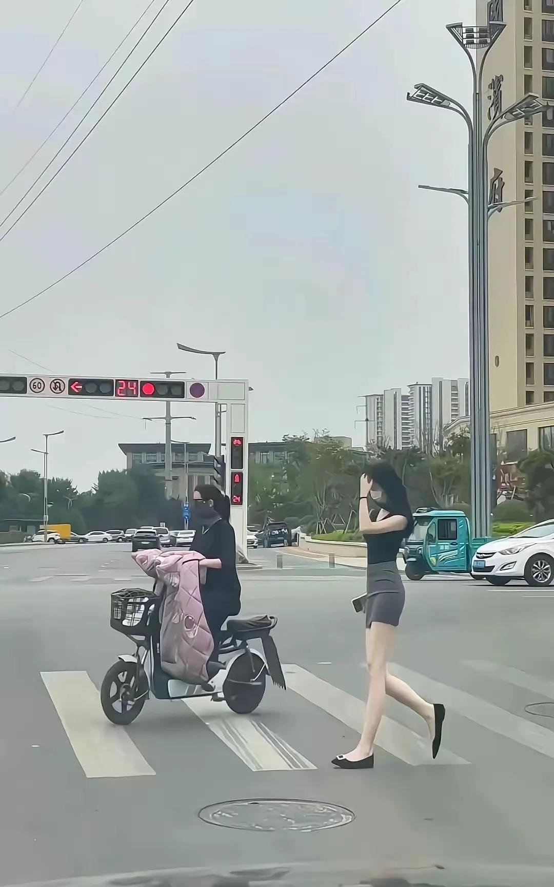 下班路上撞见这幕，谁懂！
在等红绿灯，正犯困，
一抬头，瞬间被惊艳到！
她踩着细