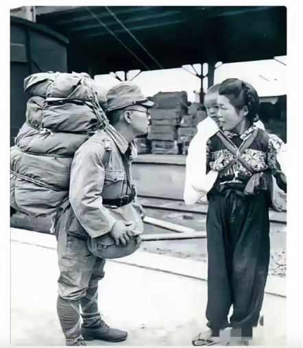 1937年，一个侵华日军告别家人，准备前 往中国参战