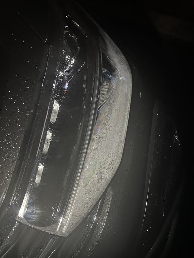 途岳你们的车灯会进这样的雾气吗？
没有任何磕碰，怎么会进雾气，车灯，做工不细呀。