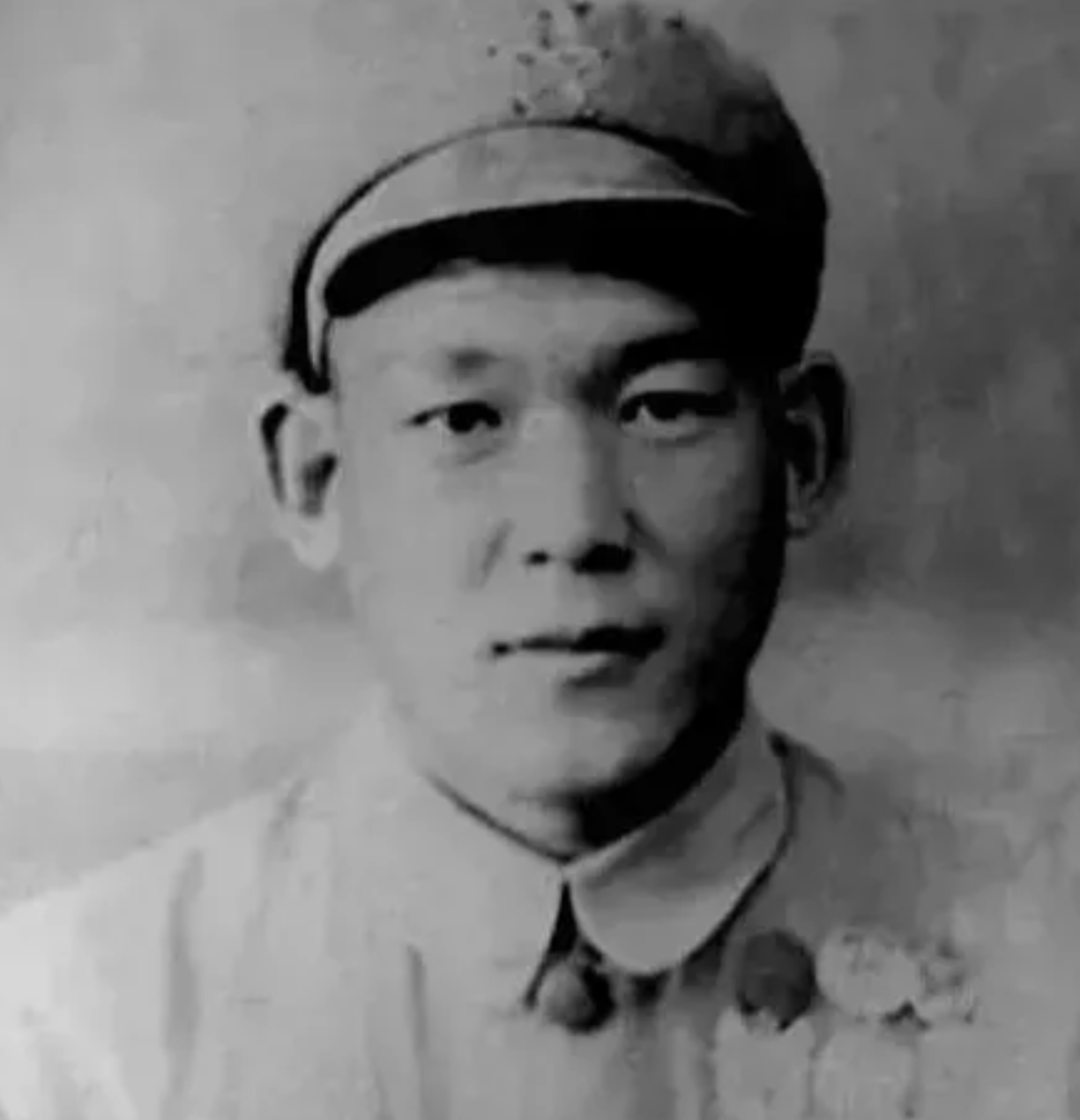 1951年，志愿军排长被13名美军包围，美军见他不断咳嗽，嘴角都咳出了血，顿时面