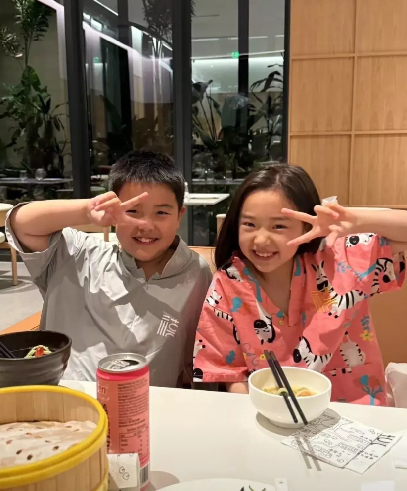 这真是青梅竹马啊！
以后小朵朵当导演，小酒窝演女明星
