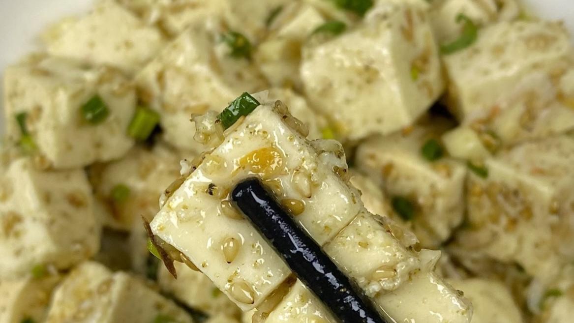 冬日里的“鲜”行者：这碗虾皮拌豆腐，暖胃又暖心，一口就回魂！