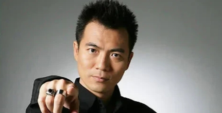 2006年,黄健翔在其妻子孙颖手术后没多久，黄健翔就提出：我们已经没有感情了，没
