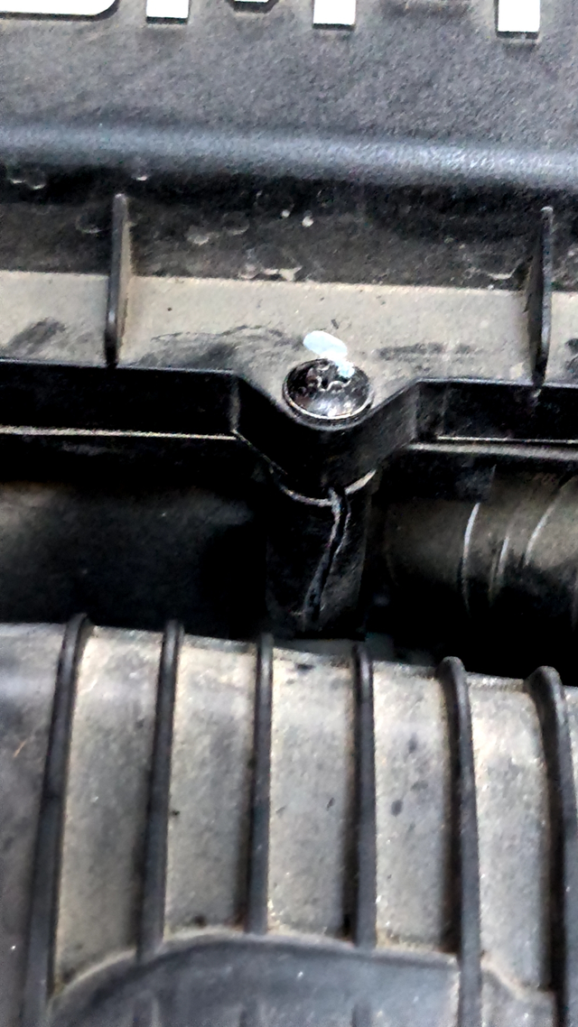 我拿迪子当初恋迪子拿我当龟田
发动机空气滤芯盖子就这么酥了
17万块钱我就买了个