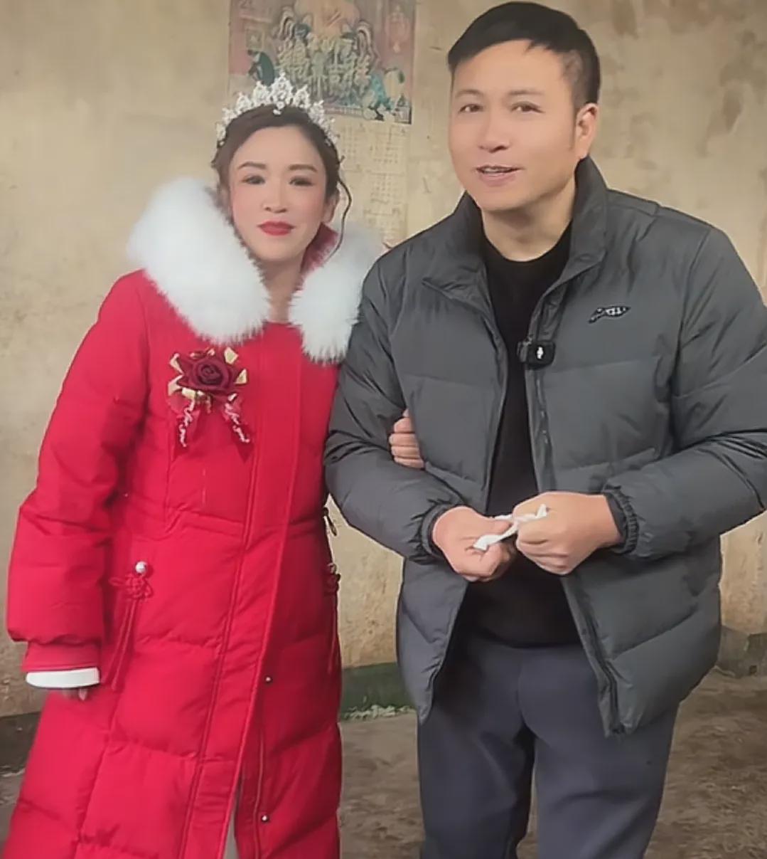 海哥去参加粉丝婚礼这事儿挺有意思的,让人想到不少东西,比如网红和粉丝的关系啊,现