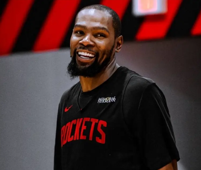 火箭球星杜兰特表示，接下来与快船的比赛要引起注意，毕竟后者实力与战绩不符，同时在