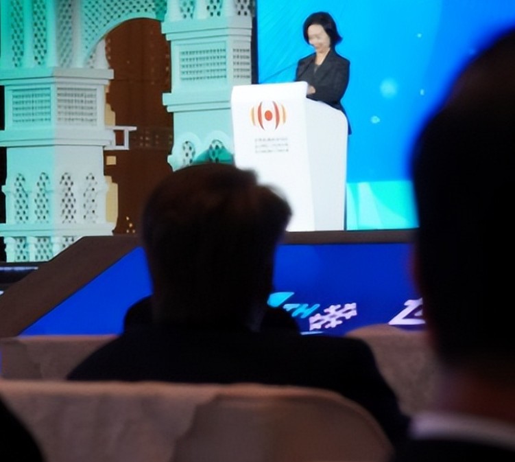 本想为女儿铺路的李湘，结果却用力过猛，这穿搭有些过了！
 
在霍家和何家面前抖富