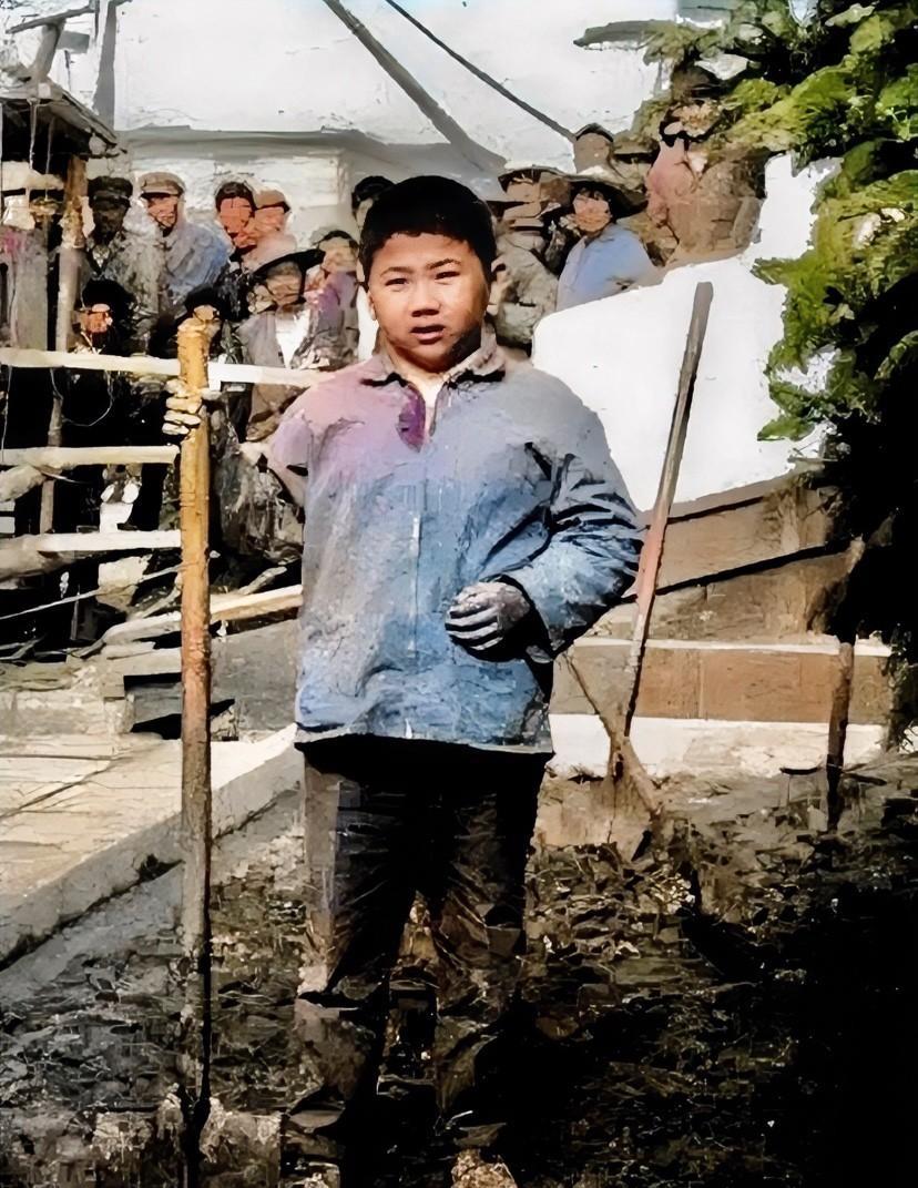 1977年，毛新宇在纪念堂建设工地劳动，那时的他只有7岁。他穿着朴素，身上的衣服
