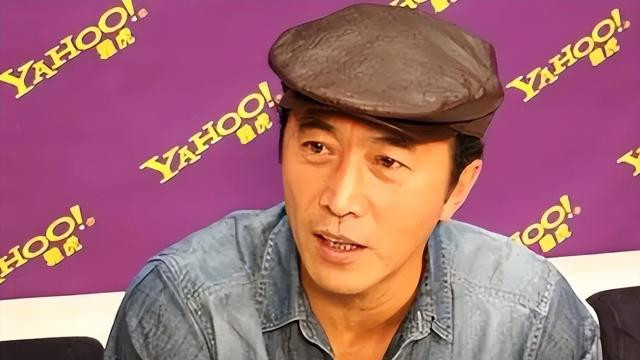 老戏骨郑晓宁：和萨日娜青梅竹马，50岁老来得子，如今怎么样了？