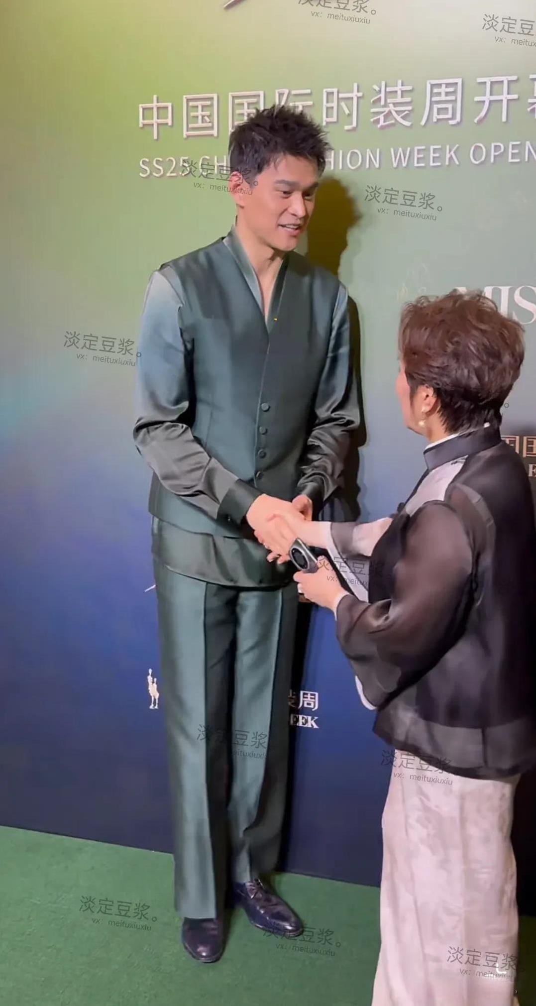 看昔日的“泳坛猛将”孙杨变化令我慨叹！照片中的这几个动作看着心酸，屈身、双手合十