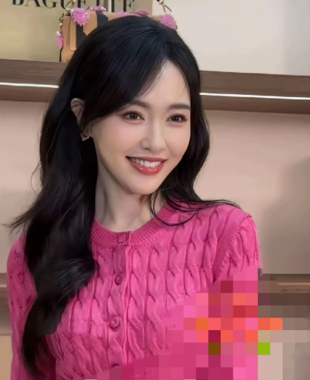 这才是内娱顶级大美女，各方面无短板太顶了， 唐嫣的笑容一般人真是比不了，浑身透着