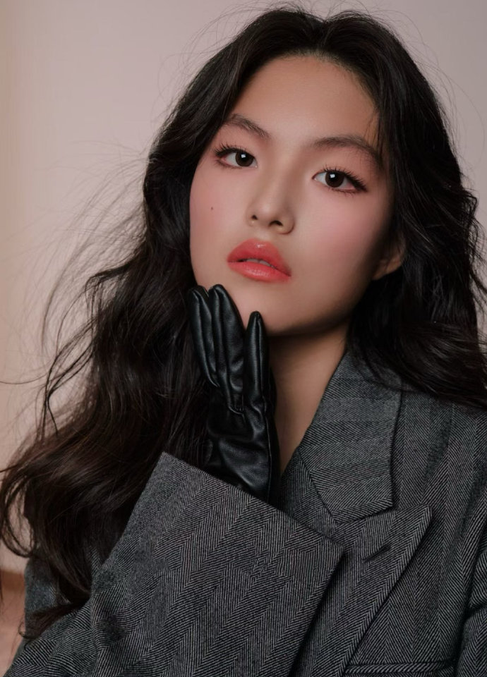 李湘晒与女儿合拍的写真美照，母女俩好nice
10月23日晚，李湘晒与女儿拍的写