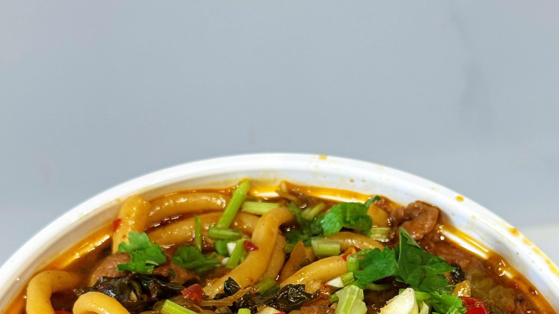 10分钟搞定酸香辣三重暴击的牛肉面，手残党也能零翻车！