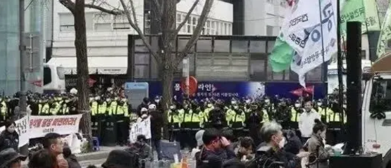 韩国总统尹锡悦的弹劾案马上要宣判了，就在4月4日上午11点。这事儿闹得首尔都快炸