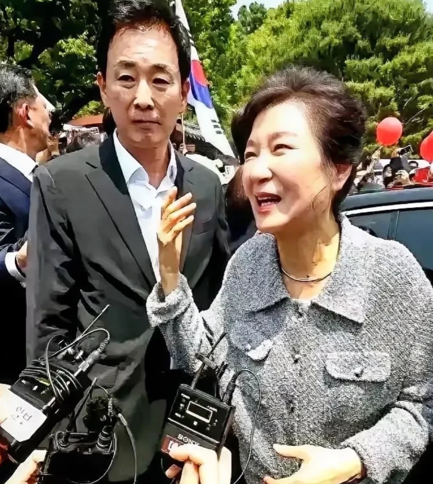 李在明当选之后，朴槿惠的心情可能非常复杂。
李在明扬言要让尹锡悦“牢底坐穿”，不