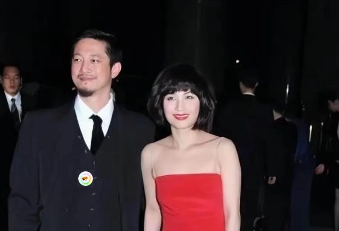陈子聪这个硬汉现在最怕什么？
死亡？不。

是让何超仪再掉一滴眼泪。
当年被全网