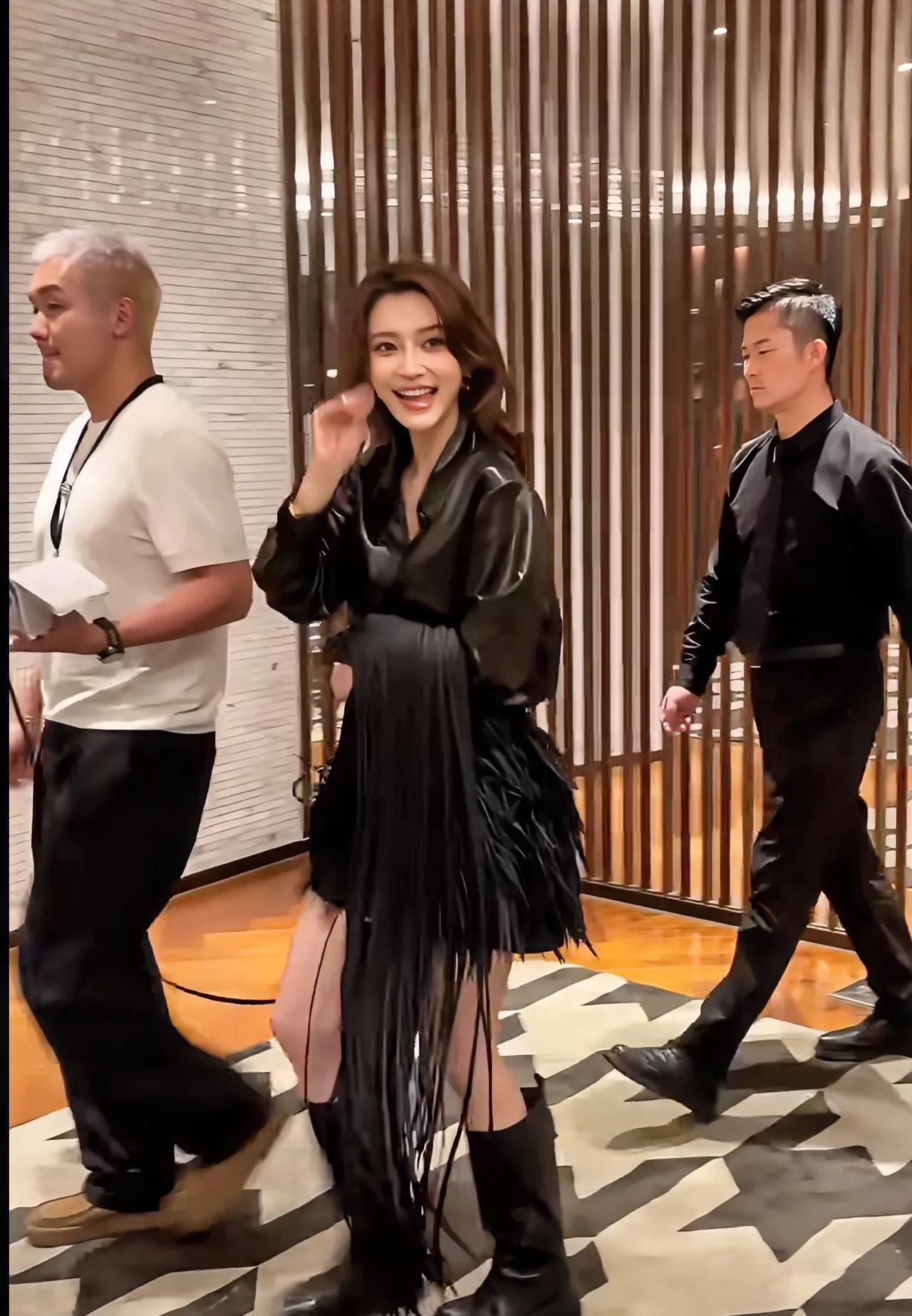 她不是被封杀了，怎么还这么多活动，
而且越来越好看了