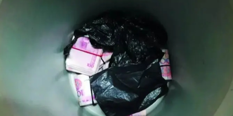 河南，女子从银行取了40000元现金，清点无误后放在塑料袋中。结果女子回家后才发