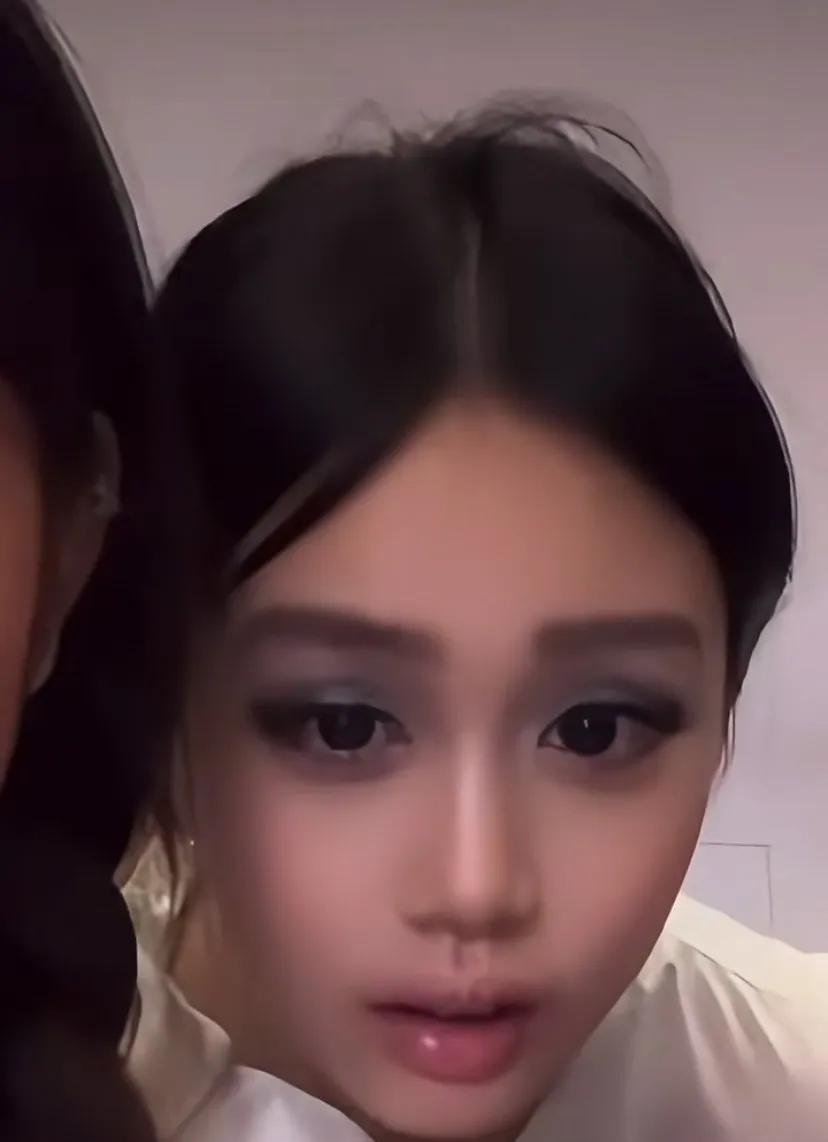 #看完钟丽缇女儿妆教彻底没脾气了# 考拉这张小脸也太会“装”五官了吧！满满当当全