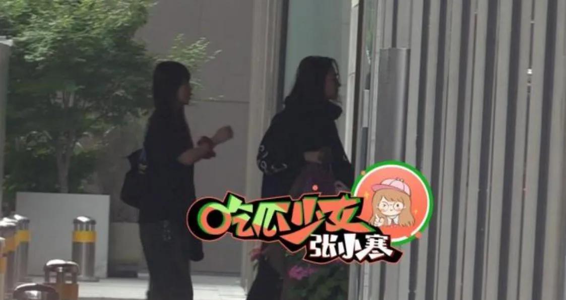 #刘亦菲做完美容后探望好友# 镜头捕捉到神仙姐姐的惬意日常！刘亦菲以全黑休闲装亮