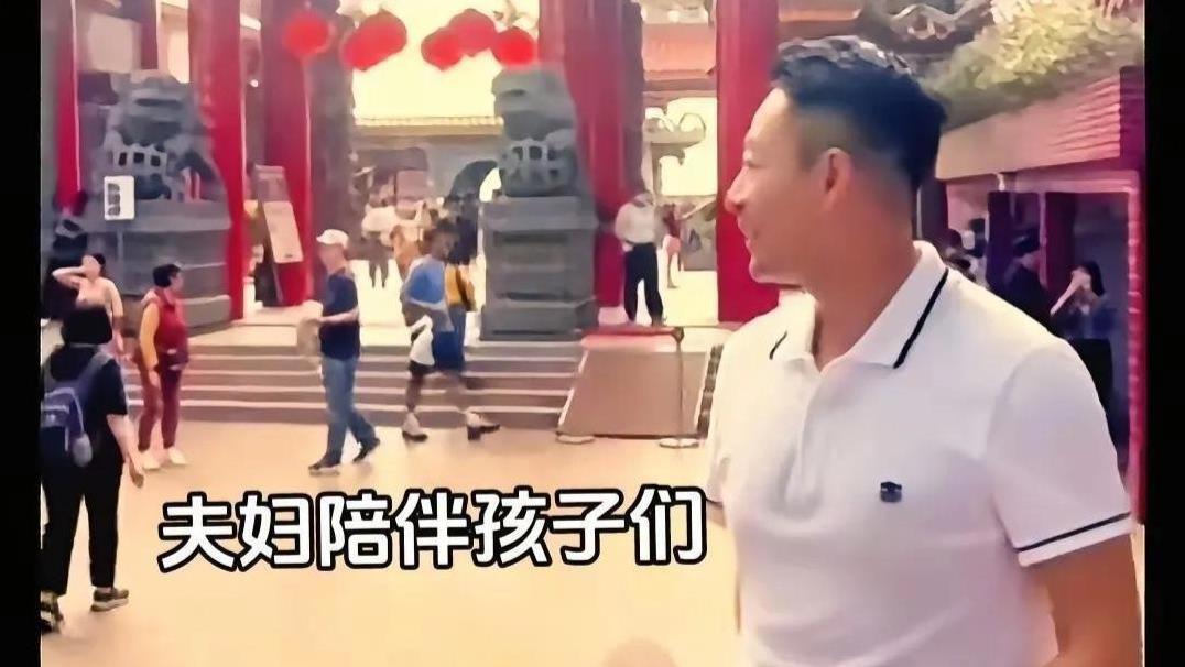 汪小菲带玥儿逛夜市，脸上露出了久违的笑容，回北京继续搞事业！